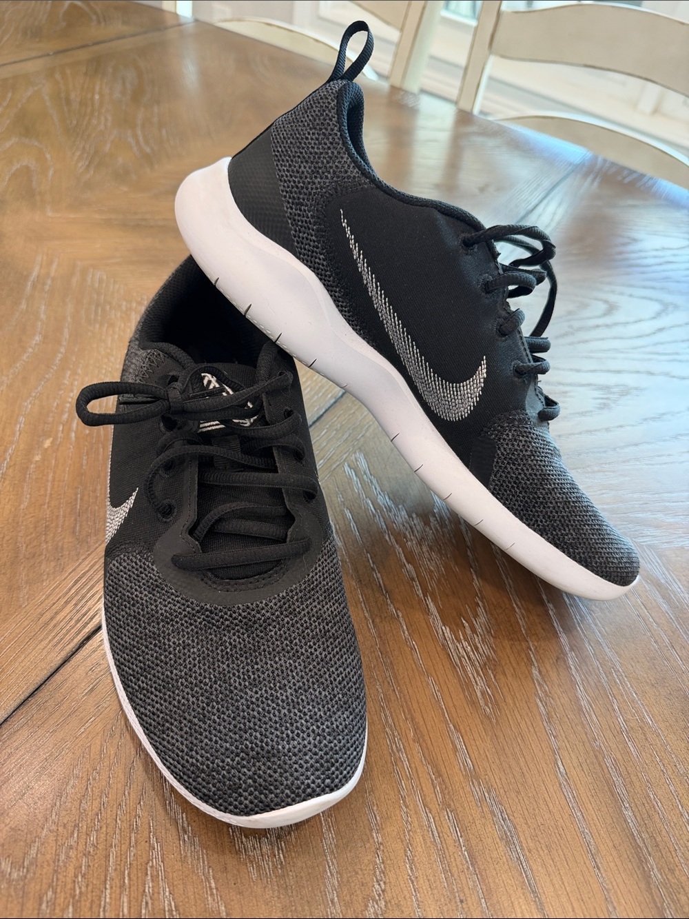 Nike Women’s Black and White Lightweight Athletic Sneakers
